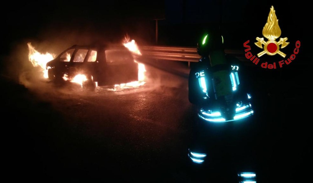 Auto in fiamme sull’A1, pericolo scampato per il conducente