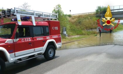 Acqua riversata in strada, i Vigili del fuoco ripristinano le pompe