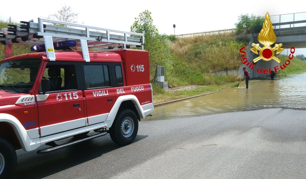 Acqua riversata in strada, i Vigili del fuoco ripristinano le pompe