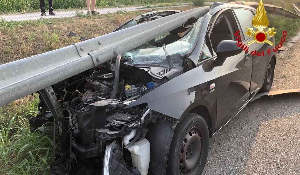 Schianto sulla Provinciale, quattro ragazzi schiacciati sotto il guard rail e miracolati
