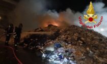 Incendio in una ditta di rifiuti, tra le fiamme anche un macchinario compattatore