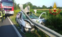 Si incastra con l'auto sotto il guard rail, 38enne miracolato