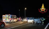 Le foto dello schianto nella notte tra due vetture a Lodi: 3 feriti