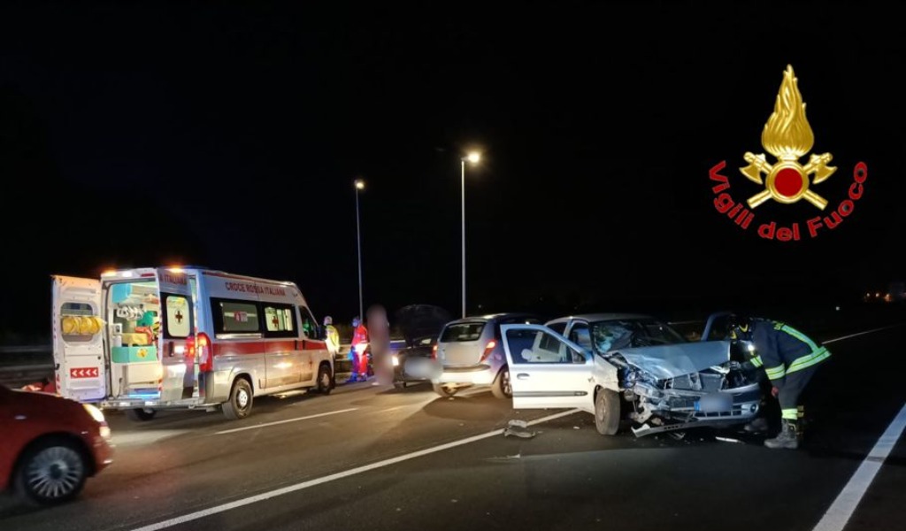 Le foto dello schianto nella notte tra due vetture a Lodi: 3 feriti