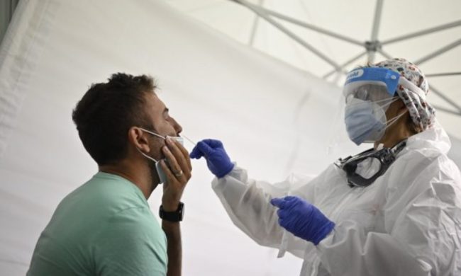 Tamponi gratuiti negli aeroporti lombardi per chi torna da Sicilia e Sardegna