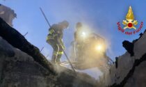 A fuoco il tetto di un'abitazione a Mirandolo Terme, i Vigili del fuoco evitano il peggio