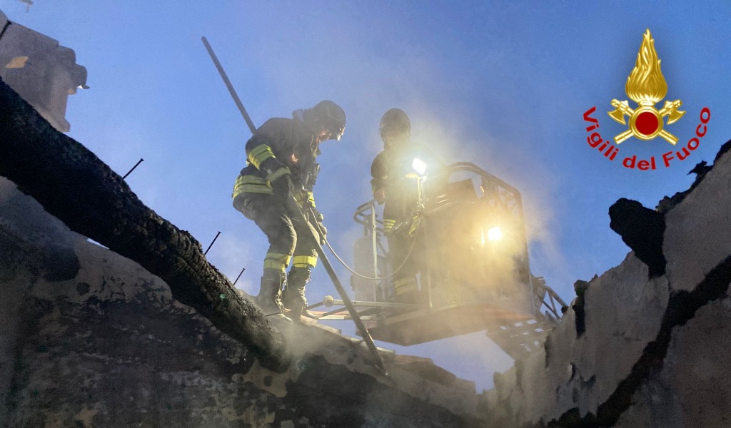 A fuoco il tetto di un’abitazione a Mirandolo Terme, i Vigili del fuoco evitano il peggio