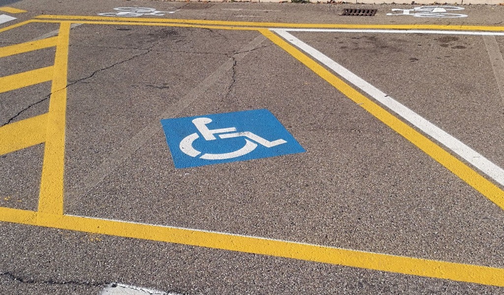 In 6 mesi 132 multe della Polizia di Codogno per auto parcheggiate nei posti per invalidi