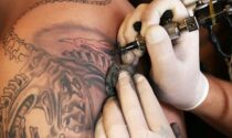 Tatuatori e piercer finalmente riconosciuti in Lombardia: approvata la legge