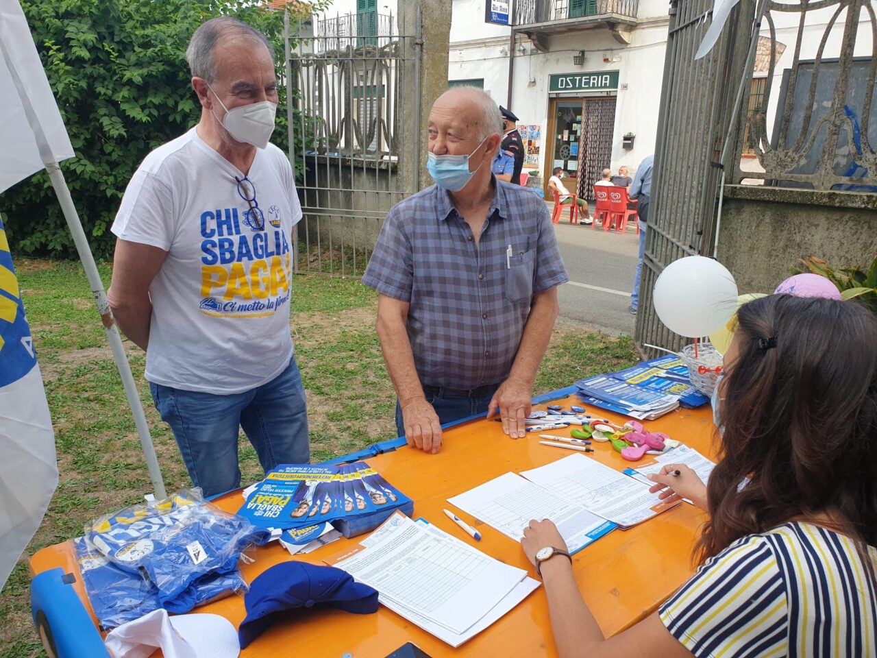 Calderoli al gazebo della Lega davanti all’osteria “simbolo” di Mario Cattaneo