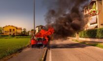 Auto avvolta dalle fiamme in strada, le incredibili foto dei Vigili del fuoco all'opera