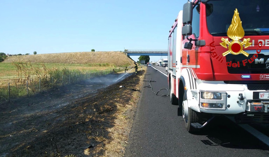 Incendio in autostrada, a fuoco 3.000 mq di sterpaglie sulla A1