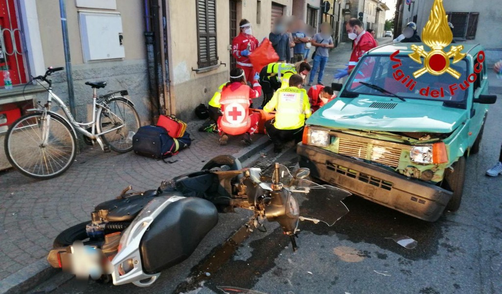 Schianto tra auto e moto a Crespiatica, centauro 29enne in ospedale