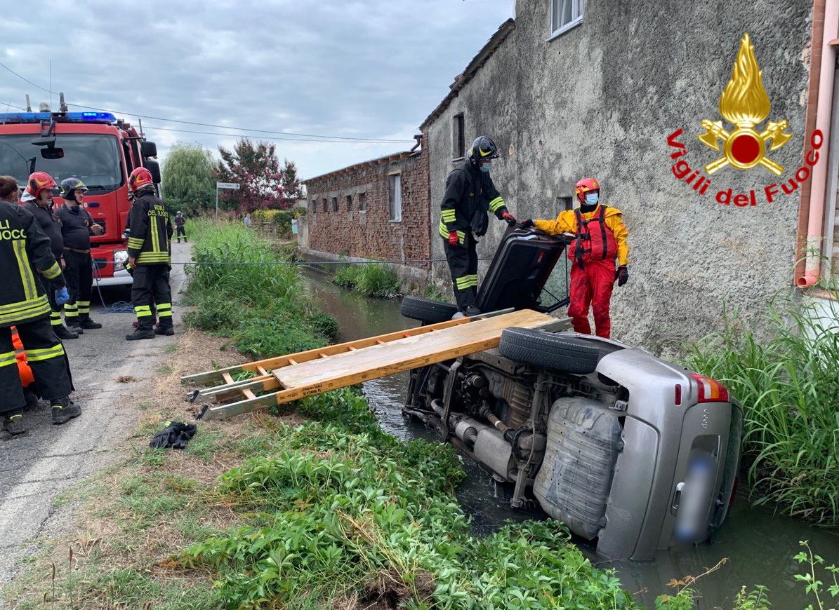 Perde il controllo dell’auto, finisce nel fosso e rimane incastrato nell’abitacolo