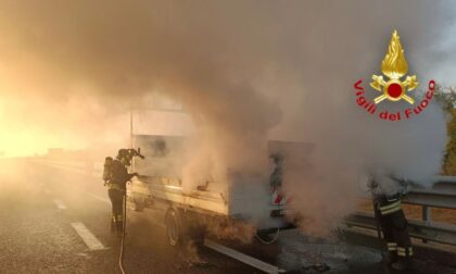 Furgone della segnaletica stradale in fiamme in autostrada, conducente salvo per un soffio