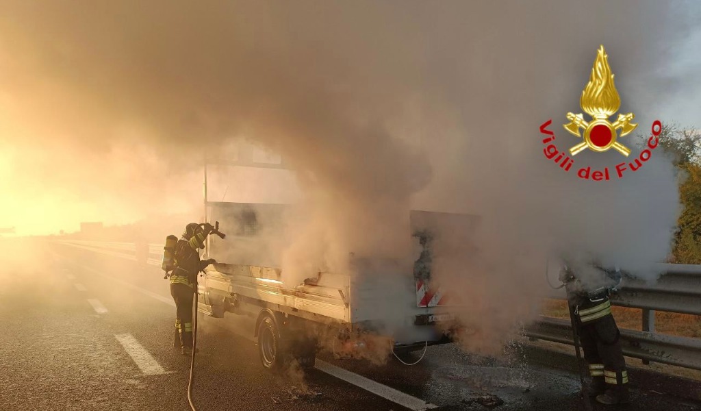 Furgone della segnaletica stradale in fiamme in autostrada, conducente salvo per un soffio