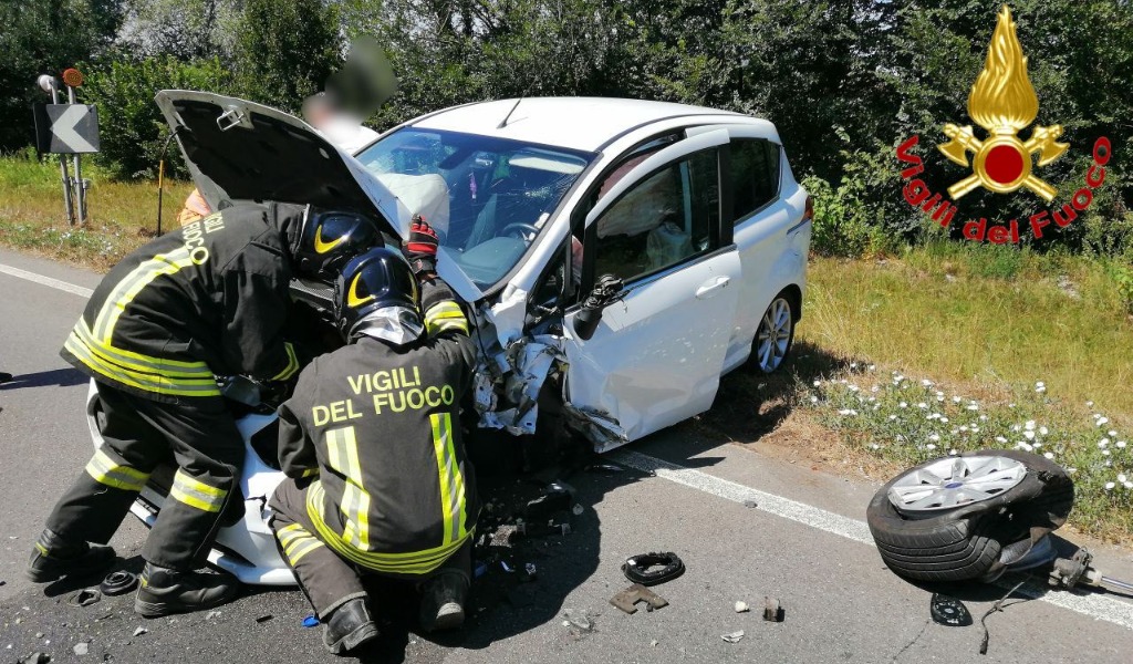 Grave scontro frontale sulla Statale 235, due persone in ospedale