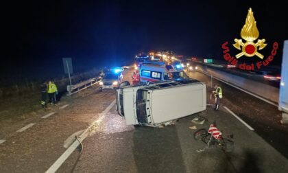 Van ribaltato in Autostrada: paura per due uomini, traffico bloccato