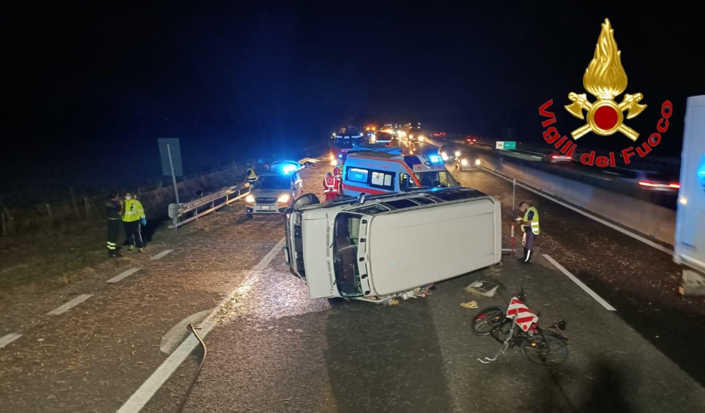 Van ribaltato in Autostrada: paura per due uomini, traffico bloccato