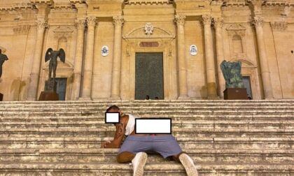 Glutei al vento davanti alla Cattedrale di Noto per una foto su Instagram: 10mila euro di multa a un turista di Milano