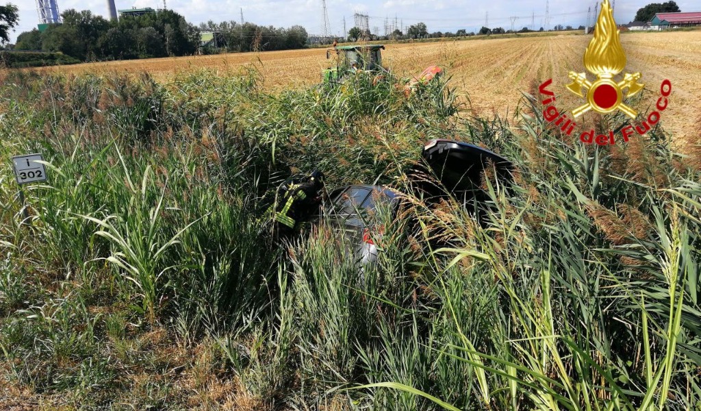 Schianto tra tre auto, una finisce in un fosso: 5 feriti tra cui un bambino