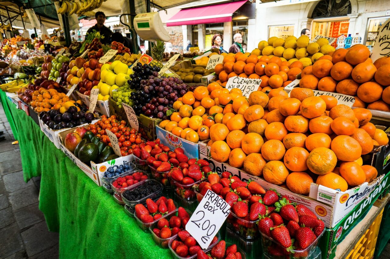 Due lavoratori “in nero” al mercato di Lodi: maxi multa a commerciante