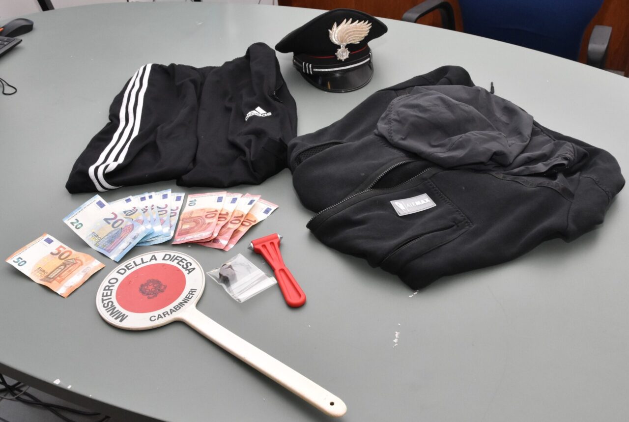 Rapina lavanderia armato di coltello, minorenne denunciato