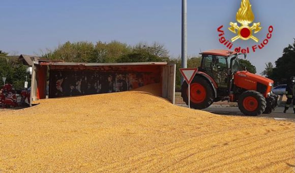 Trattore si ribalta e il carico di chicchi di mais si sparge sulla provinciale