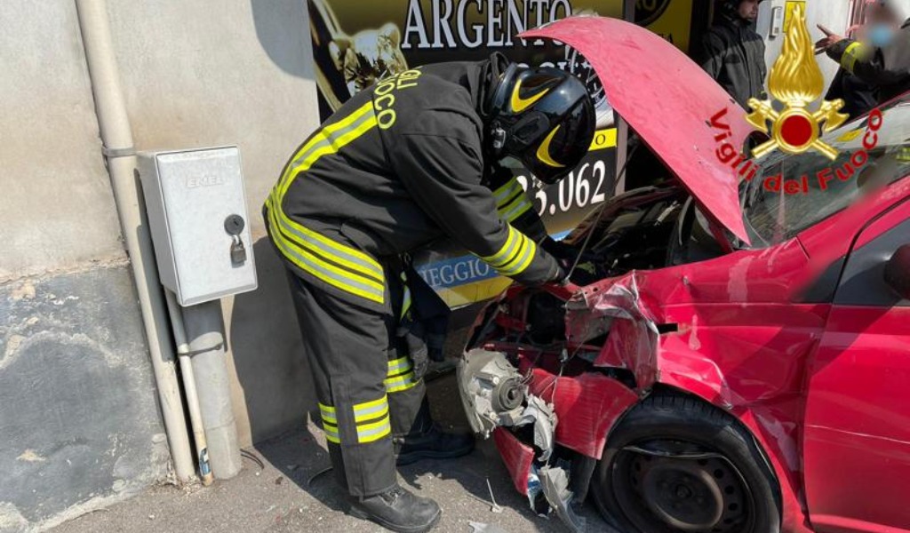 Perde il controllo dell’auto e si schianta contro la vetrina di un negozio