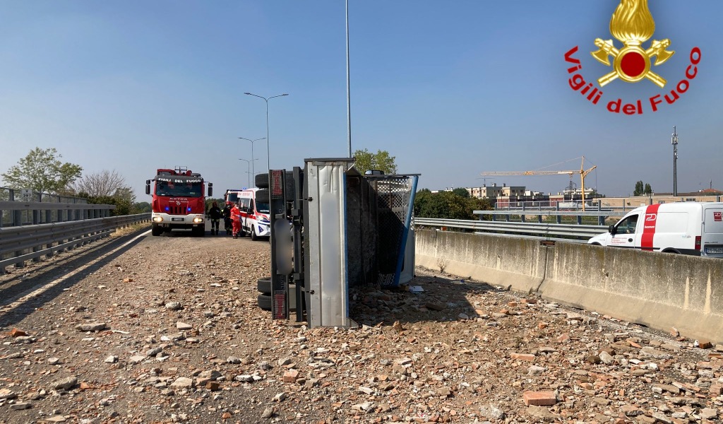 Furgone carico di macerie si ribalta in strada: la Statale diventa impercorribile