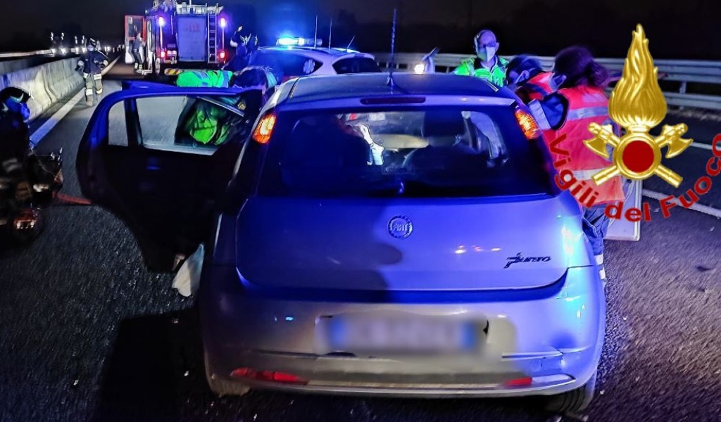 46enne ferma con l’auto in A1, i Vigili del fuoco la salvano rimuovendo la portiera