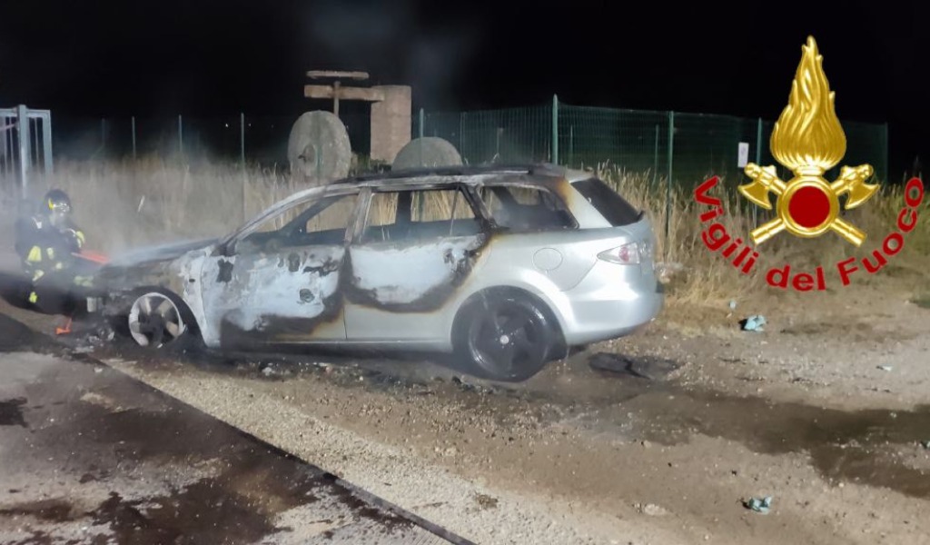 Incendio in serata nel Lodigiano, auto in fiamme a Mulazzano