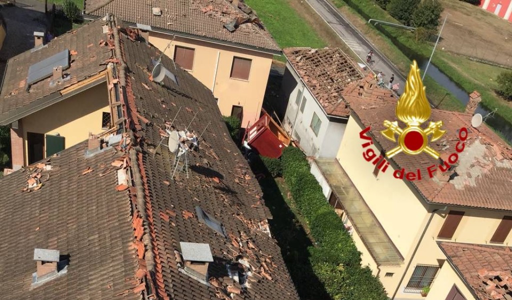 Tromba d’aria nel Lodigiano, diversi tetti distrutti a Corte Palasio