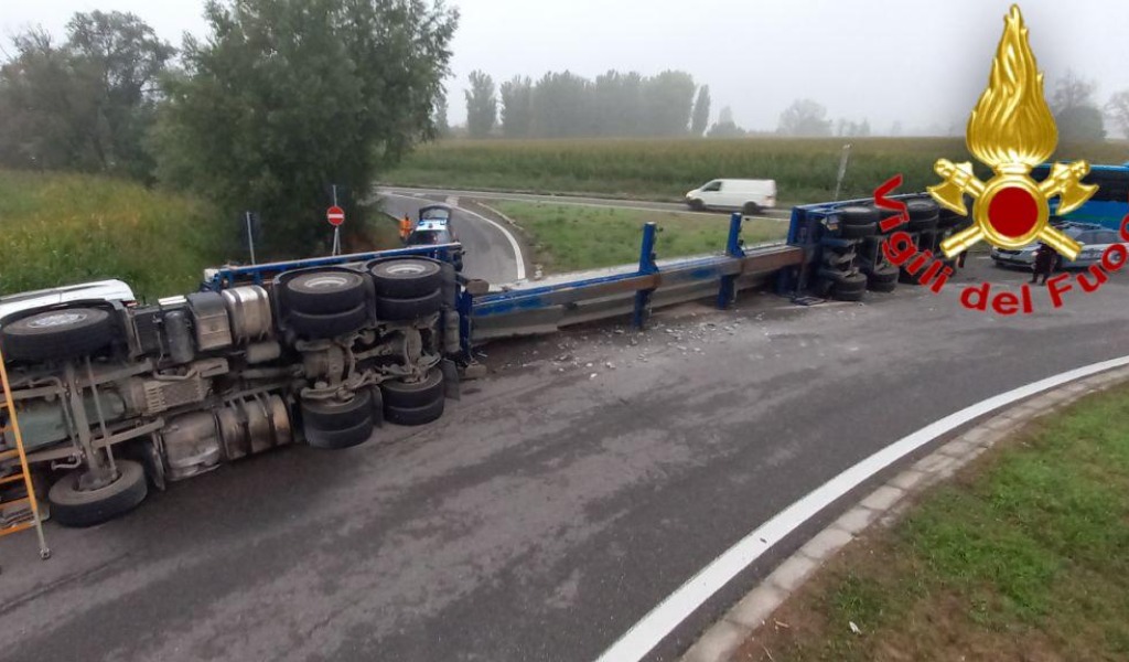 Camion con trasporto speciale ribaltato sulla Statale: rallentamenti e strada a senso unico alternato
