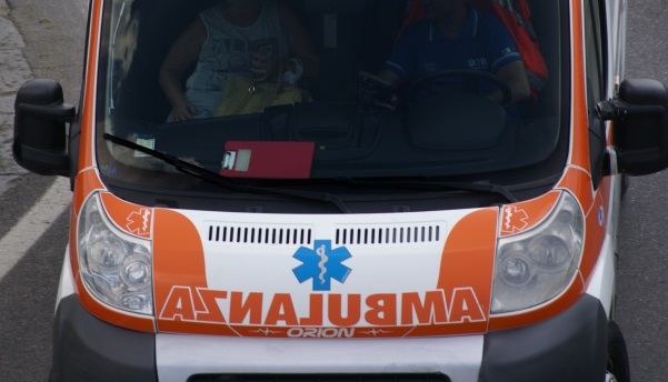 Dalla Francia a Parma in ambulanza: colta da un malore, muore in A1