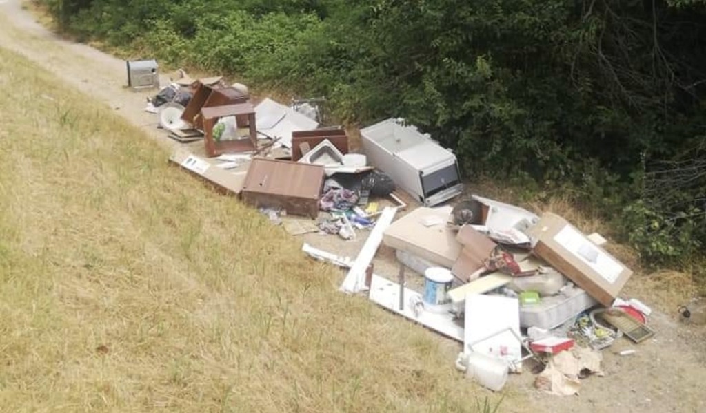 Mobili ed elettrodomestici abbandonati in strada: incivile rintracciato e multato