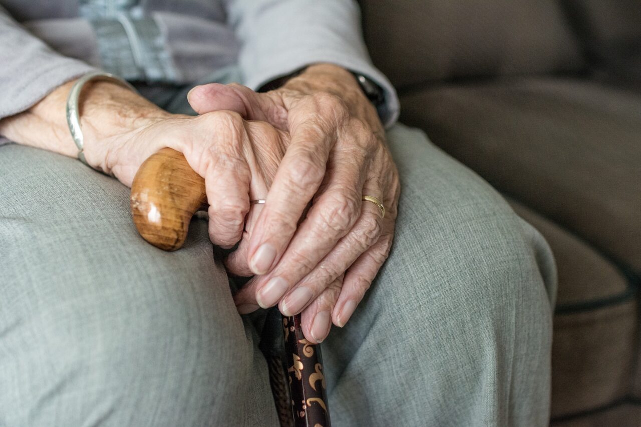 Badante infedele ruba oro e preziosi agli anziani che assiste, 47enne ai domiciliari