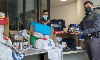 Stampavano e vendevano gadget contraffatti di Inter, Milan, Juve, Napoli e Roma