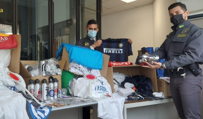 Stampavano e vendevano gadget contraffatti di Inter, Milan, Juve, Napoli e Roma