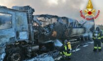 Camion a fuoco in autostrada: mezzo distrutto e lunghe code in A1