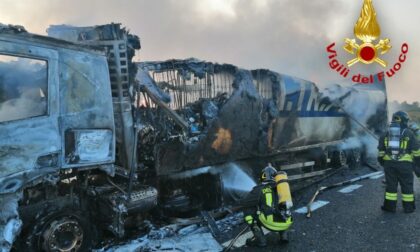 Camion a fuoco in autostrada: mezzo distrutto e lunghe code in A1