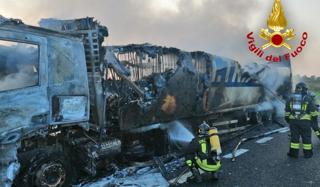 Camion a fuoco in autostrada: mezzo distrutto e lunghe code in A1