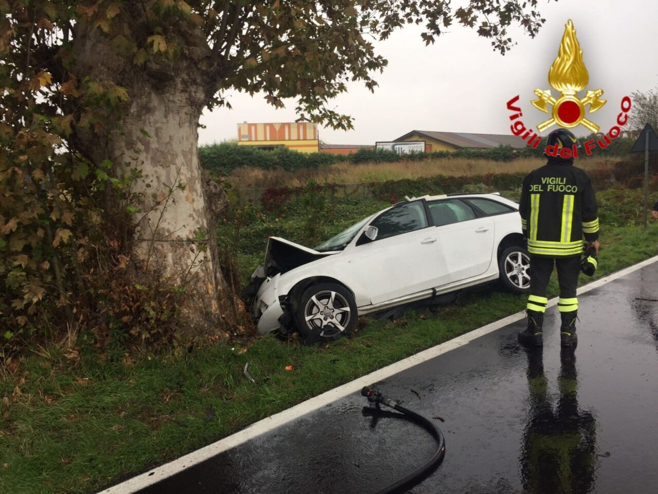 Non ce l’ha fatta il 65enne che ieri si è schiantato contro un albero