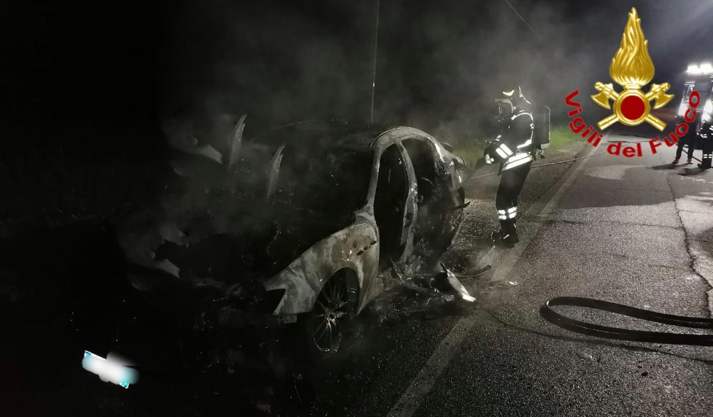 Tre incendi in una notte: dall’auto di lusso al muletto