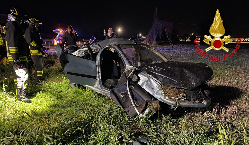 Grave fuori strada sulla Lodi-Boffalora, 21enne sotto shock per lo spavento