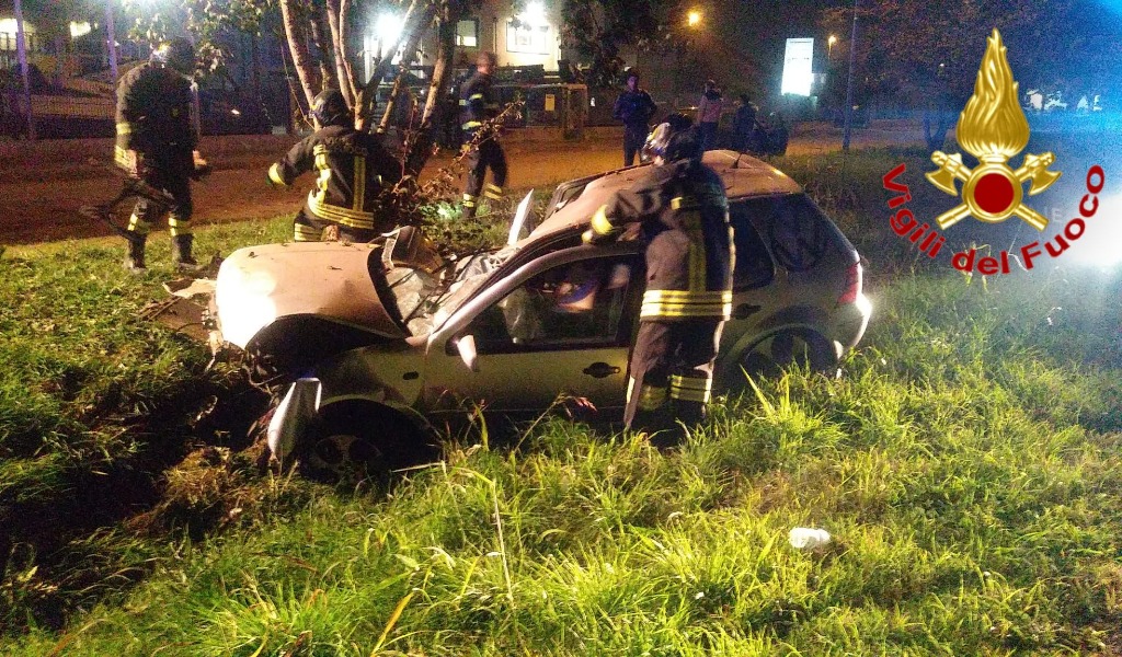 33enne perde il controllo dell’auto e finisce in un campo