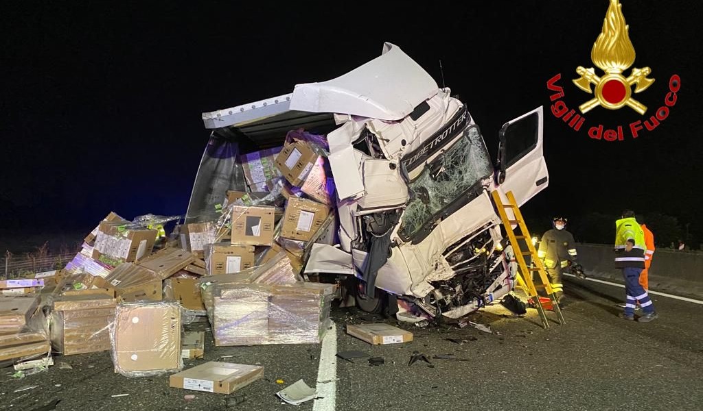 Scontro tra mezzi pesanti sull’A1, dopo ore il traffico è tornato a scorrere