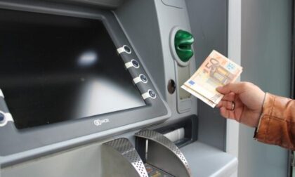 Le rubano la borsa nel parcheggio del centro commerciale poi prelevano con le sue carte e comprano un cellulare