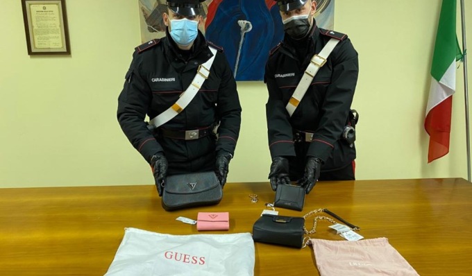Rubano vestiti e accessori dalle vetrine di un negozio, merce ritrovata nel Lodigiano