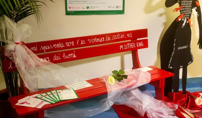 Inaugurata una panchina rossa per lo sportello antiviolenza dell’ospedale di Codogno 